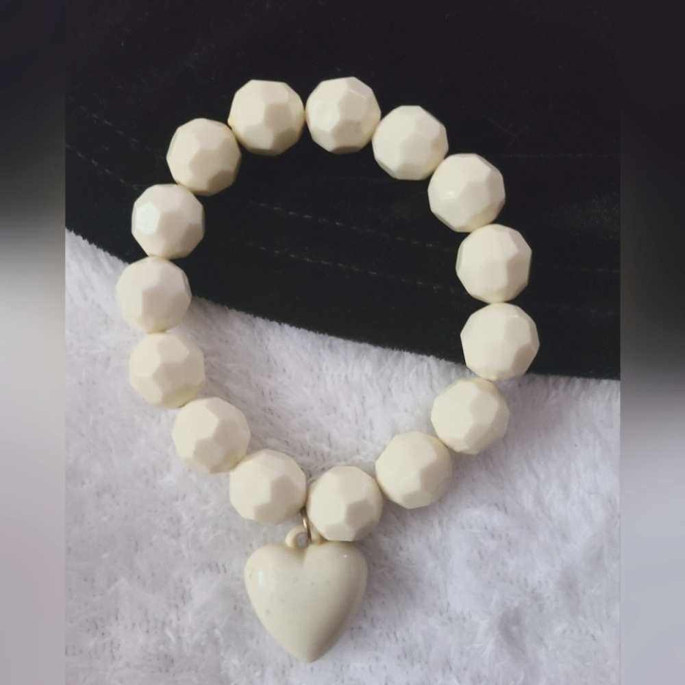 Beaded heart stretch bracelet by L & L Jewelry